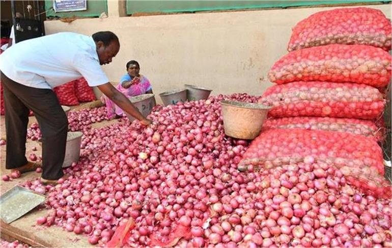 Onion Price Hike: प्‍याज की कीमत में लगी 'आग'...आम जनता के लिए खरीददारी करना मुश्किल