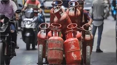 LPG Prices: 1 जनवरी से बदल सकती हैं LPG सिलेंडर की कीमतें, OMC पर घाटे का दबाव