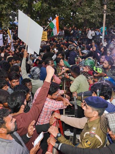 BPSC Protest LIVE: बैरिकेडिंग तोड़ डाक बंगला चौराहे पर जुटे छात्र, भारी पुलिस बल की तैनाती