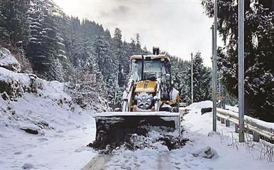 लाहुल-स्पीति, किन्नौर में लोग घरों में हुए कैद, 90 से ज्यादा सडक़ें बंद, जरूरी सामान की किल्लत