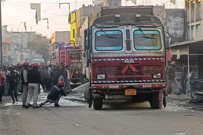 हजारीबाग में टला बड़ा हादसा: बारूद भरे चलते ट्रक में लगी आग, मची भगदड़; भागने के दौरान गिरने से दर्जनों लोग घायल